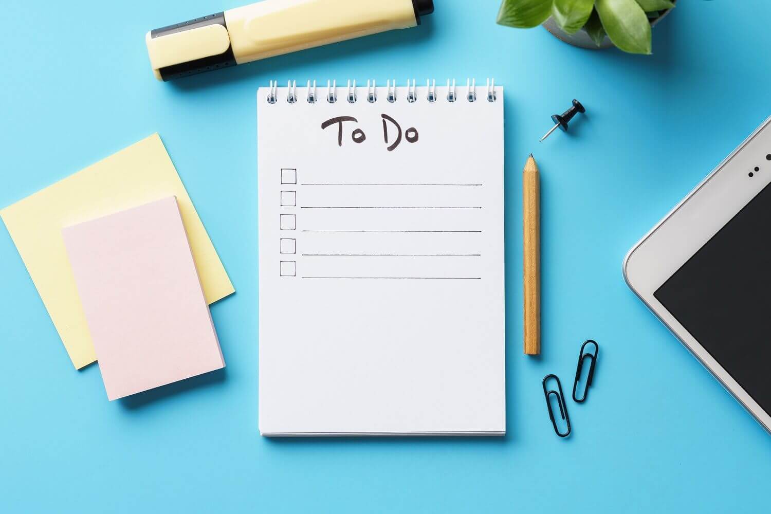 https://www.amitree.com/wp-content/uploads/2021/08/the-pros-and-cons-of-paper-to-do-lists.jpeg